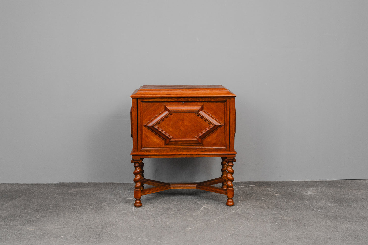 Besteckschrank im Barockstil in Eiche - 1.Hälfte des 20.Jahrhunderts