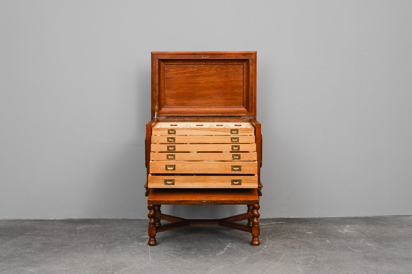 Besteckschrank im Barockstil in Eiche - 1.Hälfte des 20.Jahrhunderts
