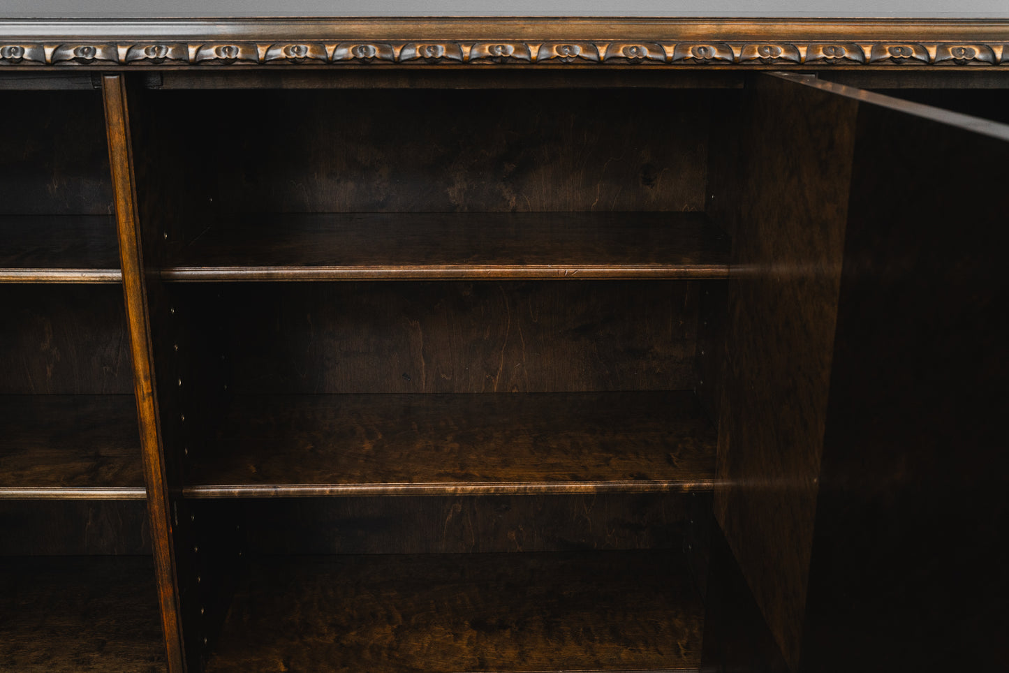 Neobarock Bücherschrank in Birke - 1.Hälfte des 20.Jahrhunderts