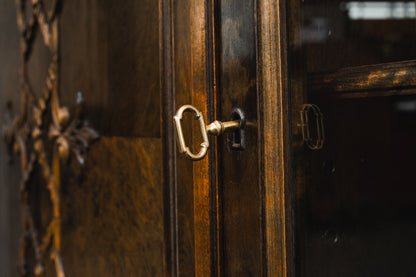 Neobarock Bücherschrank in Birke - 1.Hälfte des 20.Jahrhunderts