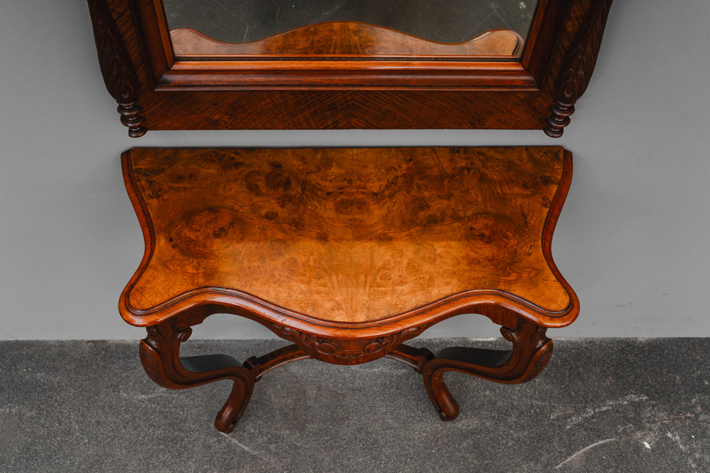 Louis-Philippe Wandspiegel mit Konsole in Nussbaum - 2.Hälfte des 19.Jahrhunderts