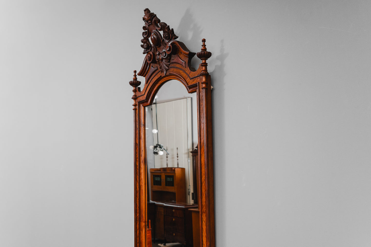 Louis-Philippe Wandspiegel mit Konsole in Nussbaum - 2.Hälfte des 19.Jahrhunderts