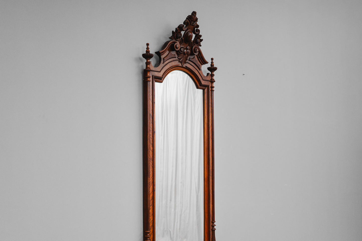 Louis-Philippe Wandspiegel mit Konsole in Nussbaum - 2.Hälfte des 19.Jahrhunderts