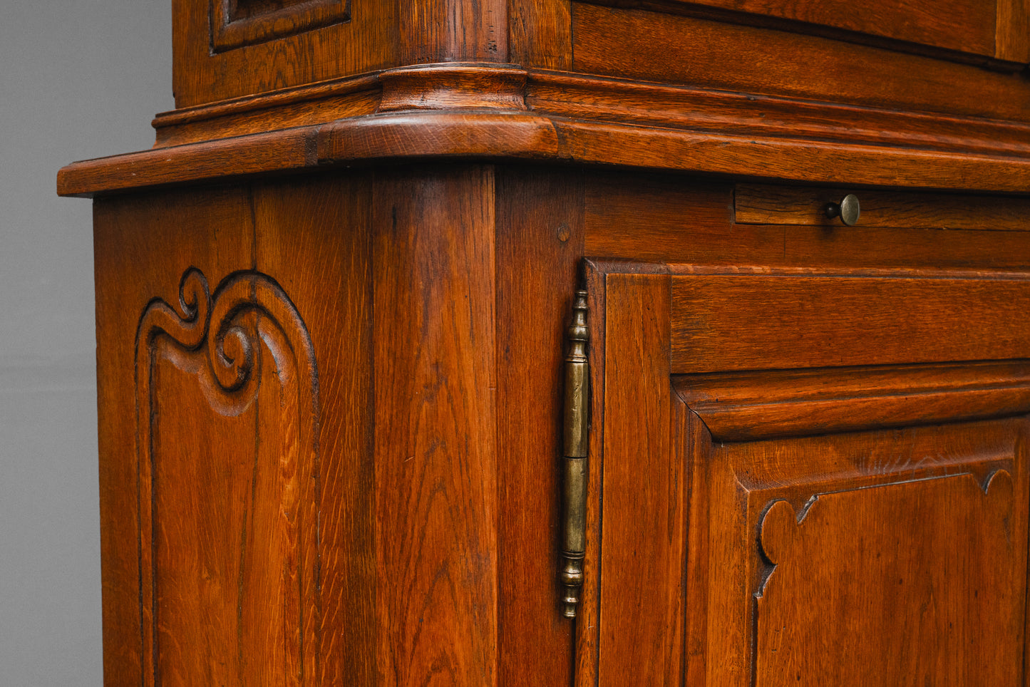 Barock Aufsatzschrank in Eiche - Mitte des 18.Jahrhunderts