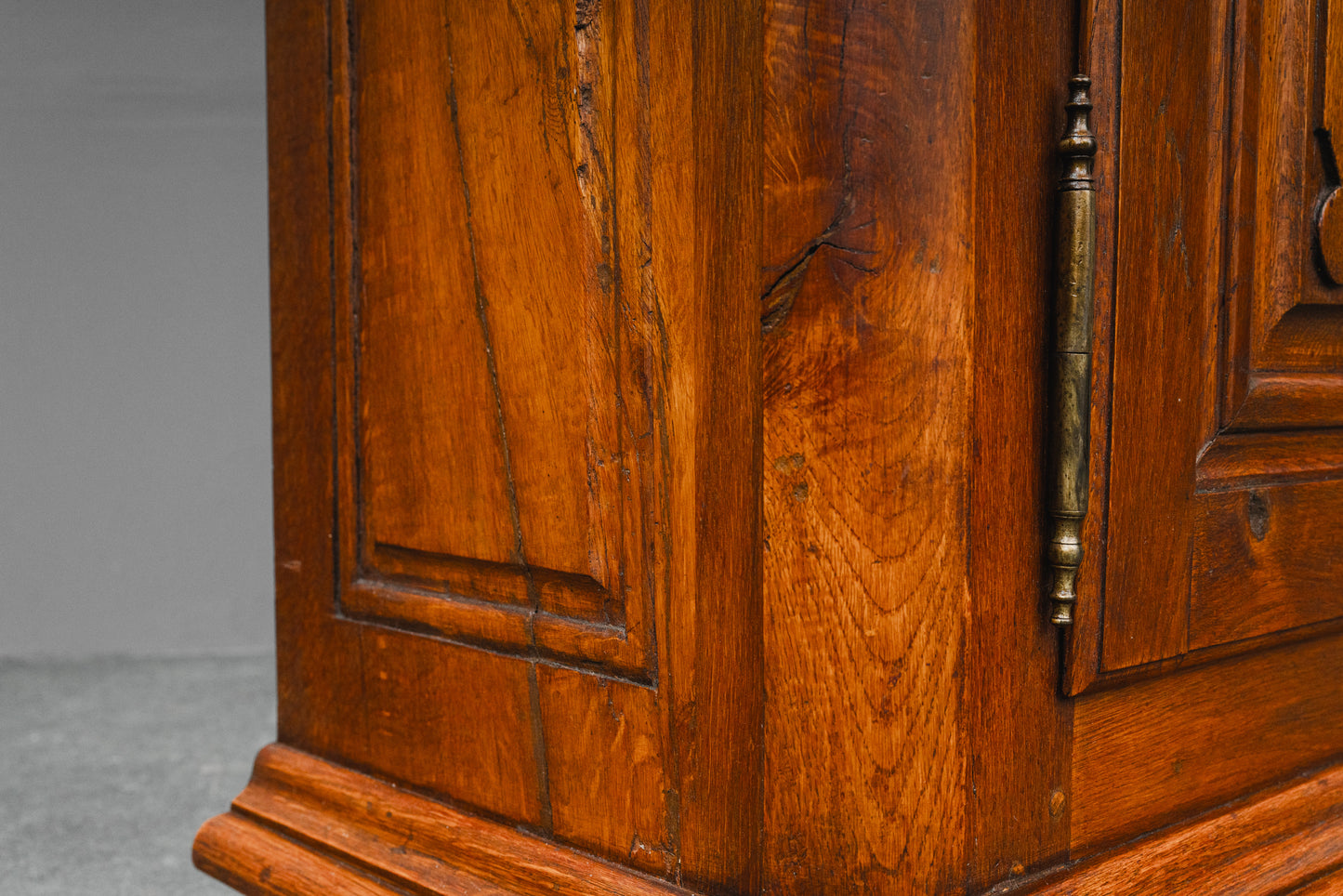 Barock Aufsatzschrank in Eiche - Mitte des 18.Jahrhunderts