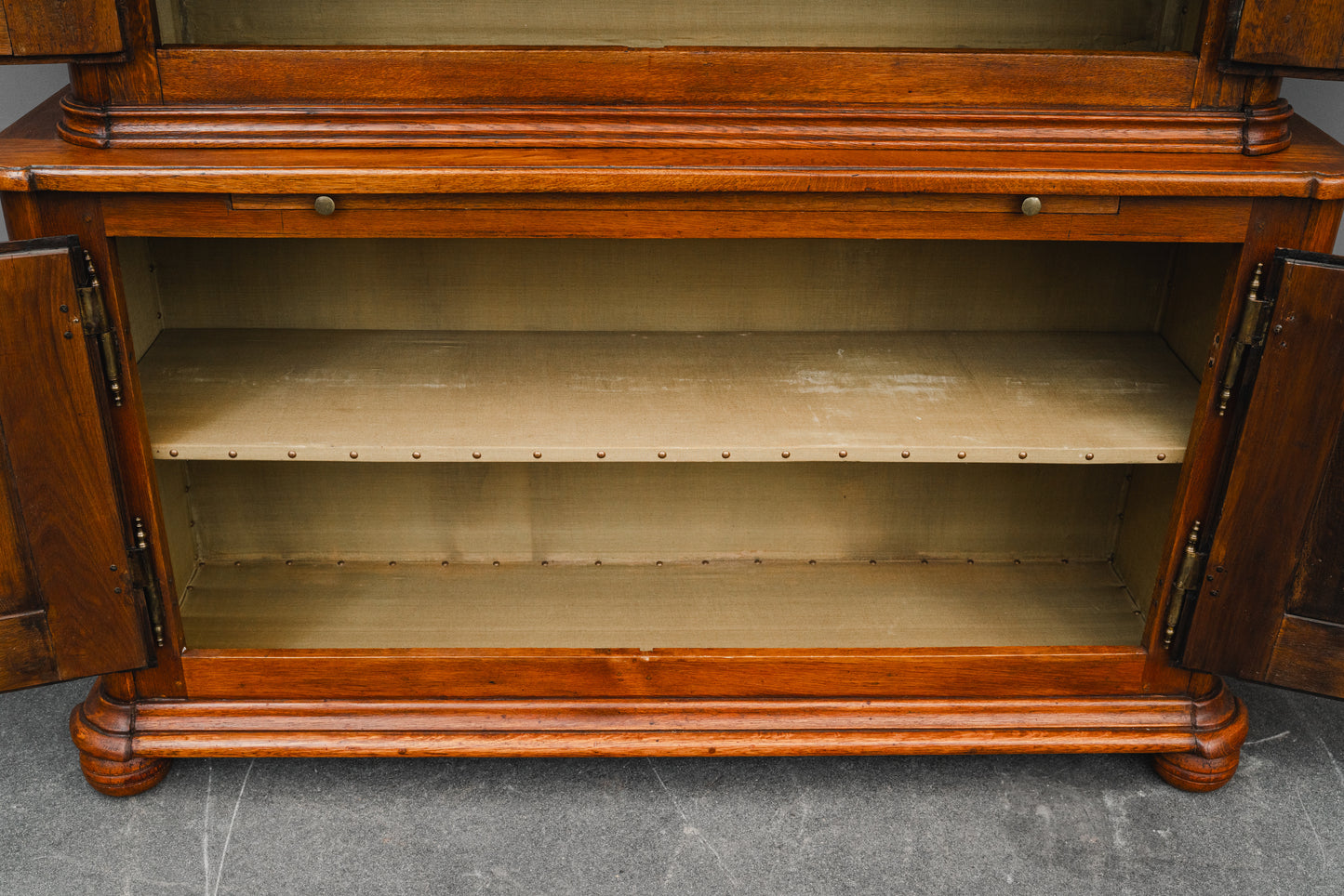 Barock Aufsatzschrank in Eiche - Mitte des 18.Jahrhunderts