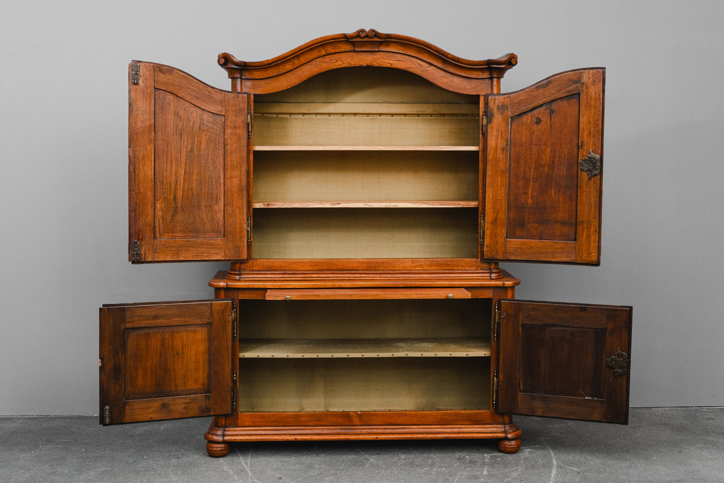Barock Aufsatzschrank in Eiche - Mitte des 18.Jahrhunderts