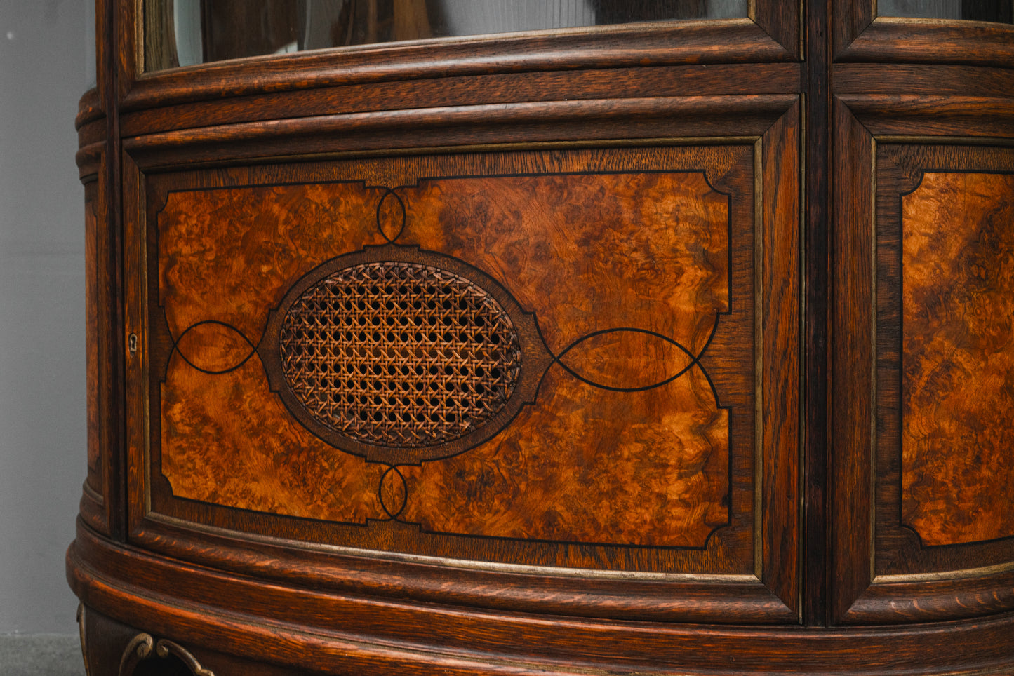 Jugendstil Vitrinenschrank in Eiche - Anfang des 20.Jahrhunderts