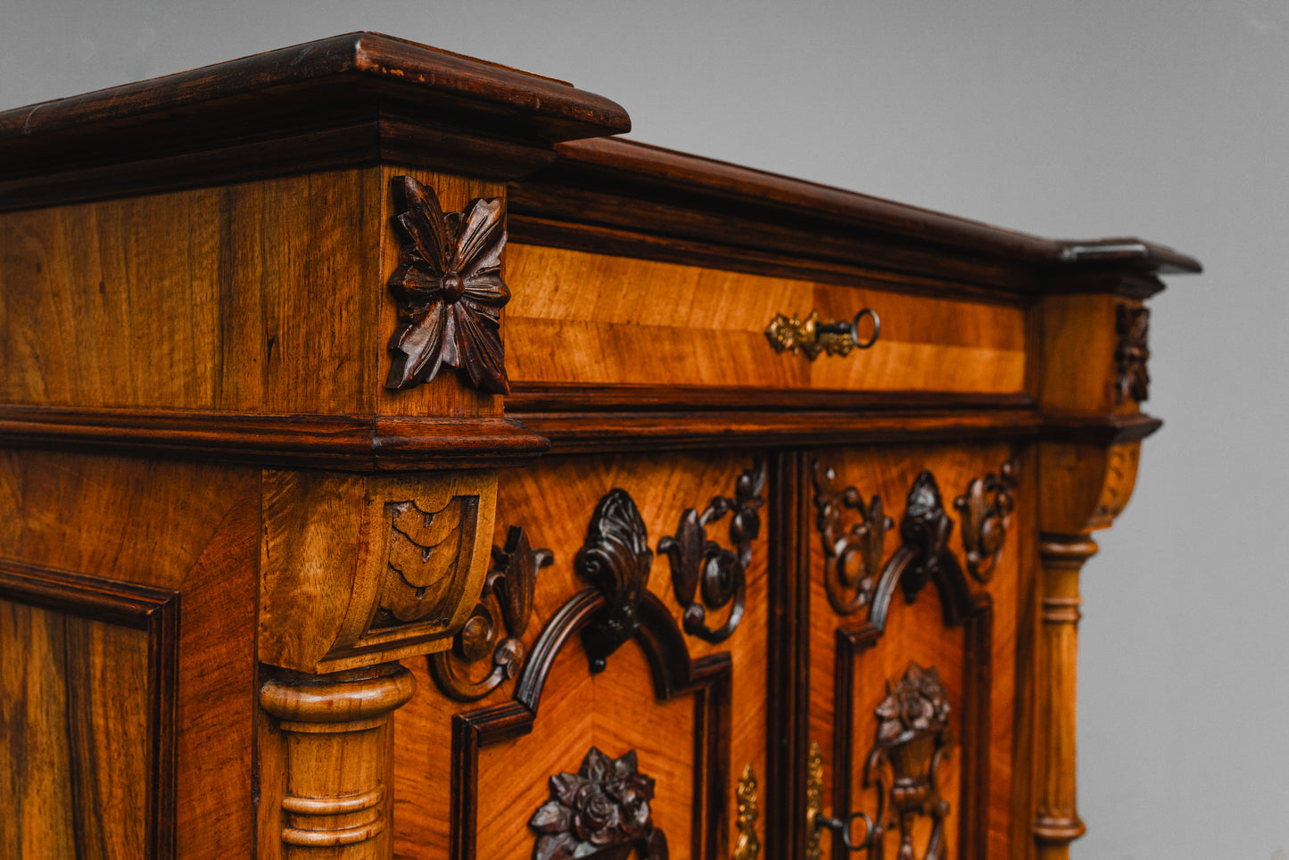Gründerzeit Halbschrank in Nussbaum - Ende des 19.Jahrhunderts