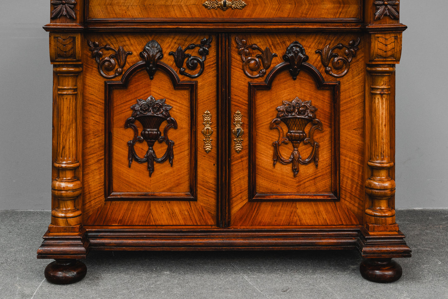 Gründerzeit Halbschrank in Nussbaum - Ende des 19.Jahrhunderts