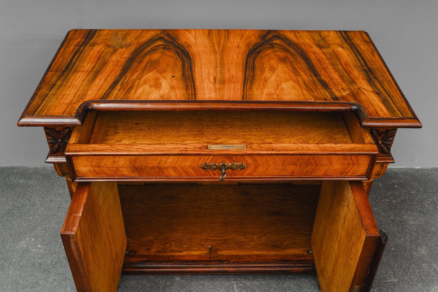 Gründerzeit Halbschrank in Nussbaum - Ende des 19.Jahrhunderts