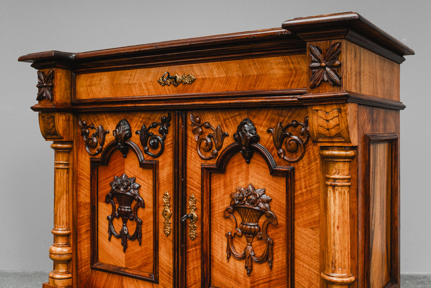 Gründerzeit Halbschrank in Nussbaum - Ende des 19.Jahrhunderts