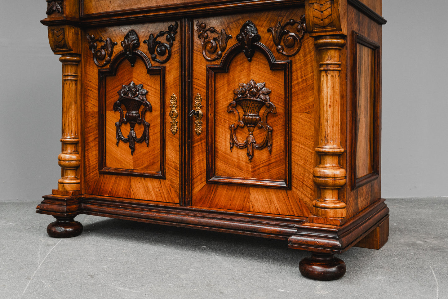 Gründerzeit Halbschrank in Nussbaum - Ende des 19.Jahrhunderts