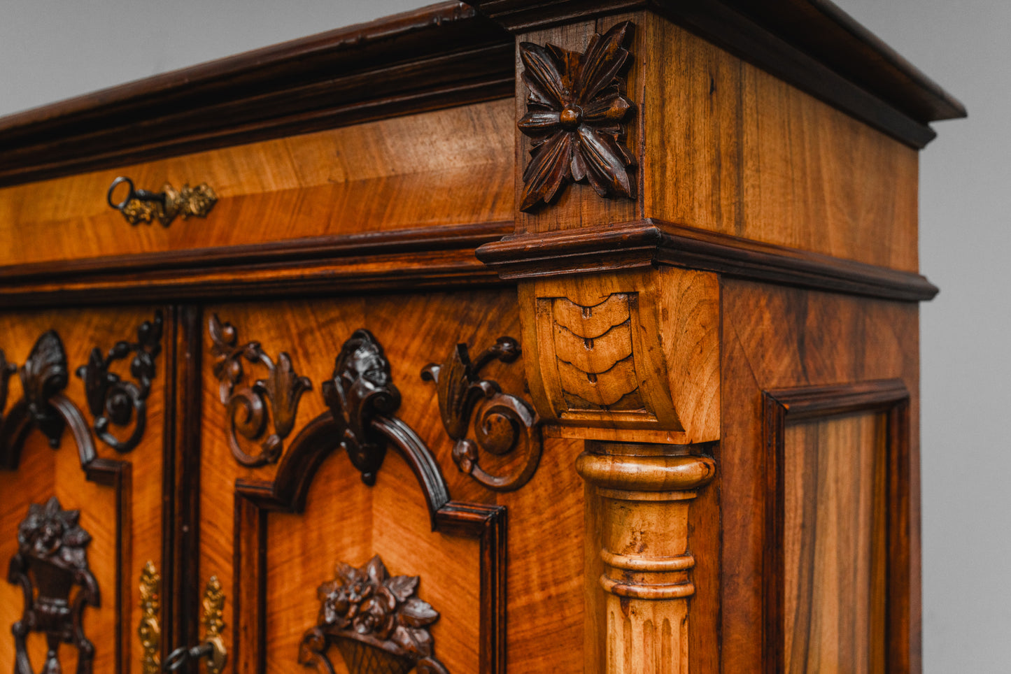 Gründerzeit Halbschrank in Nussbaum - Ende des 19.Jahrhunderts