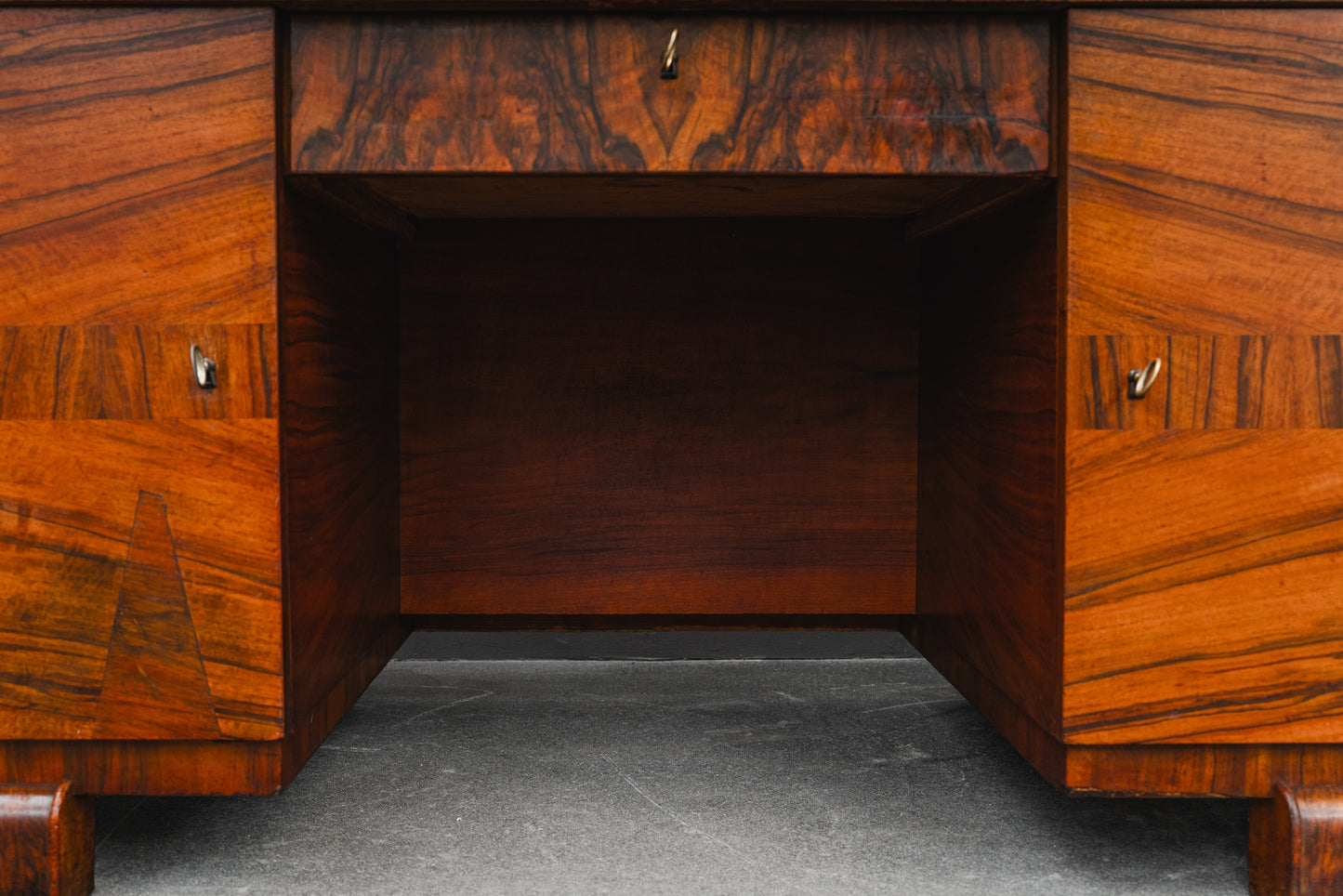 Art Déco Schreibtisch in Nussbaum - um 1930