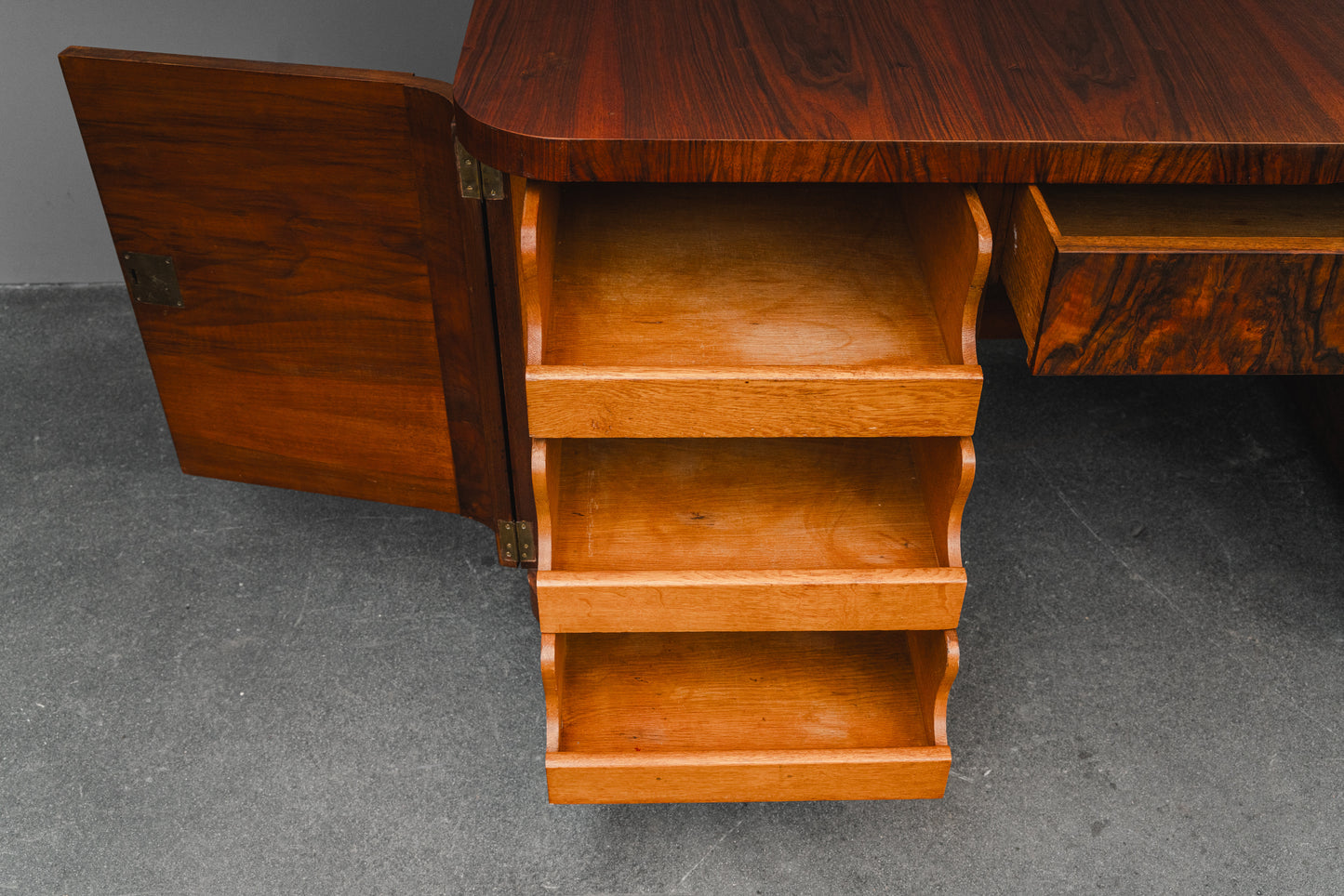 Art Déco Schreibtisch in Nussbaum - um 1930