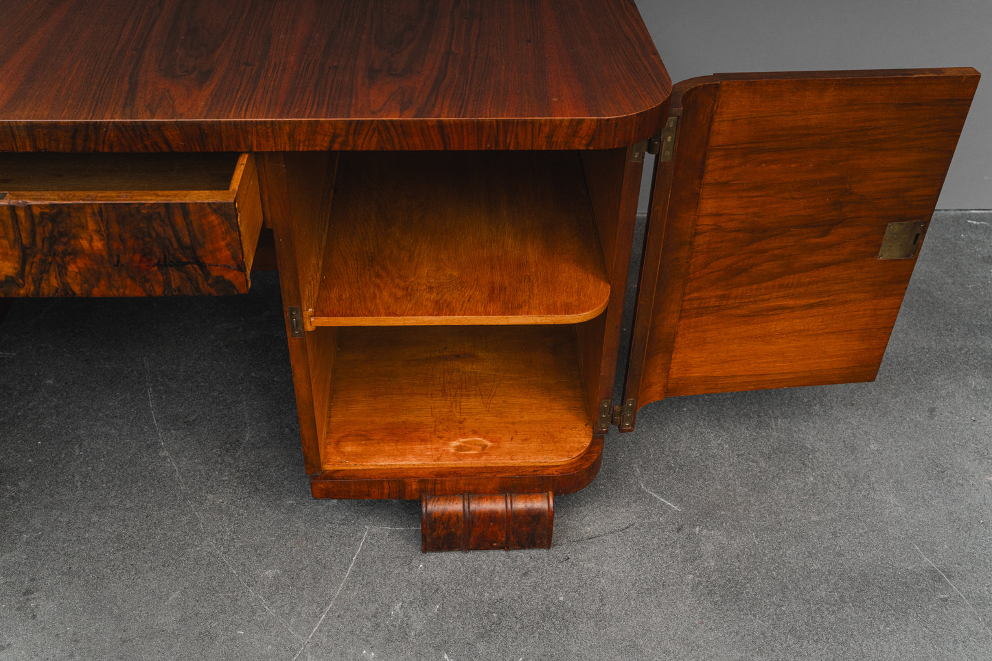 Art Déco Schreibtisch in Nussbaum - um 1930