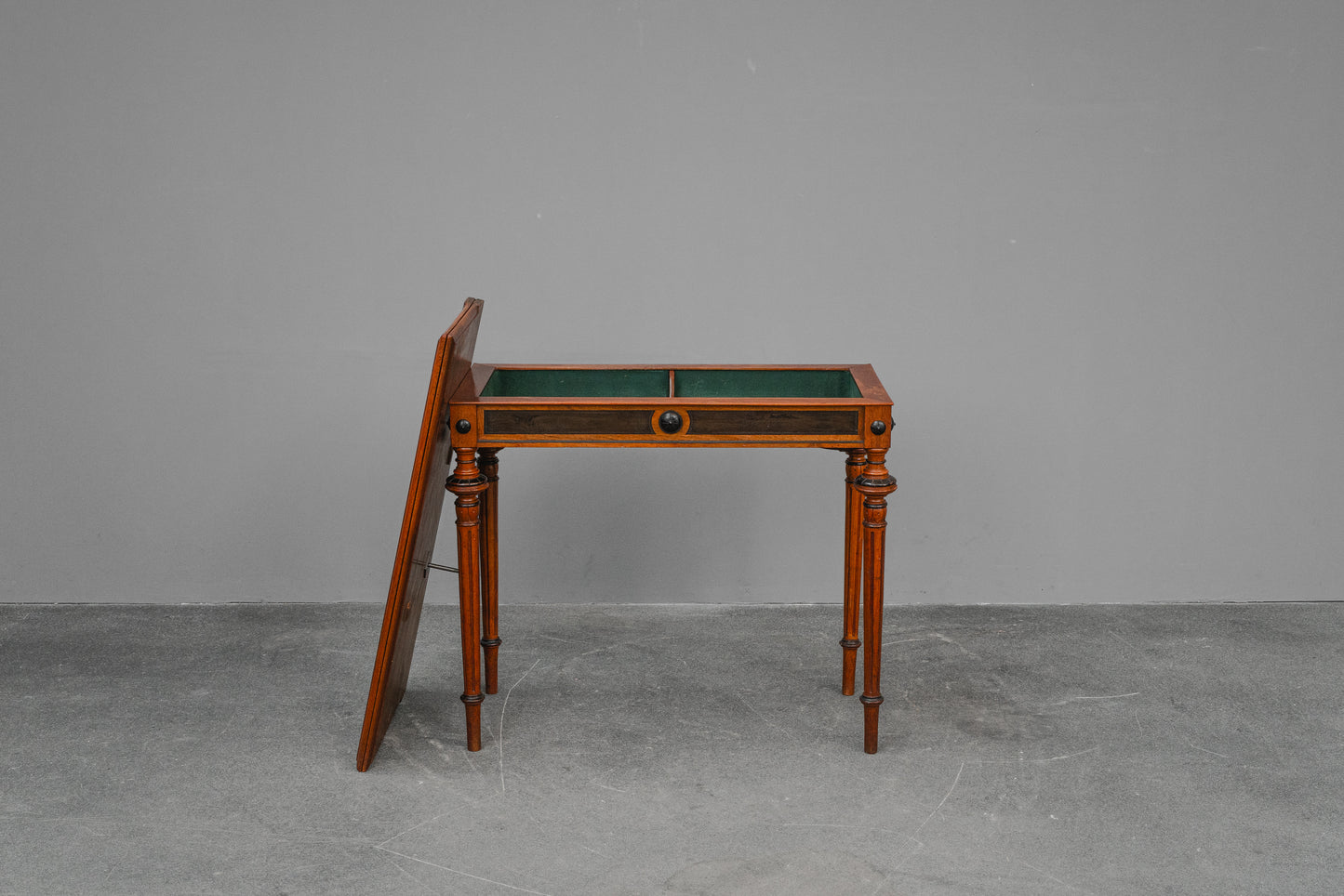 Gründerzeit Spieltisch / Backgammon-Tisch in Nussbaum - Ende des 19.Jahrhunderts