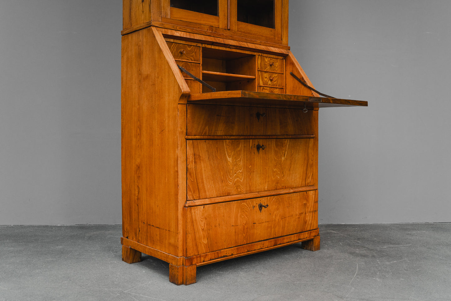 Biedermeier Schrägklappensekretär mit Vitrinenaufsatz in Ulme - 1.Hälfte des 19.Jahrhunderts