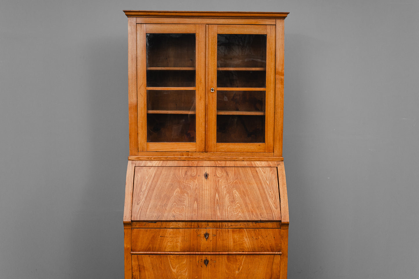 Biedermeier Schrägklappensekretär mit Vitrinenaufsatz in Ulme - 1.Hälfte des 19.Jahrhunderts