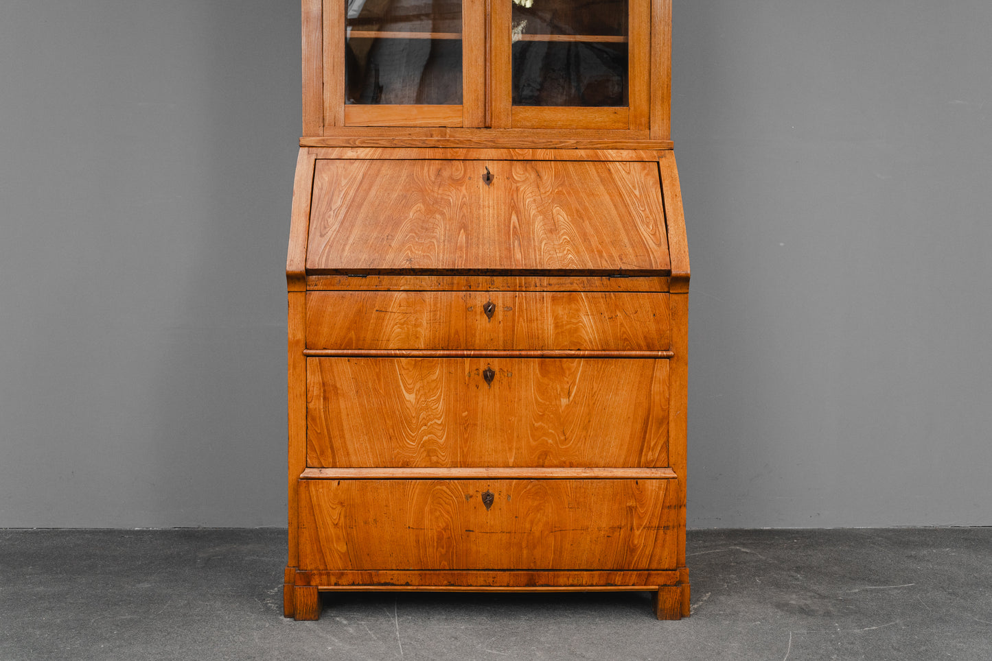 Biedermeier Schrägklappensekretär mit Vitrinenaufsatz in Ulme - 1.Hälfte des 19.Jahrhunderts