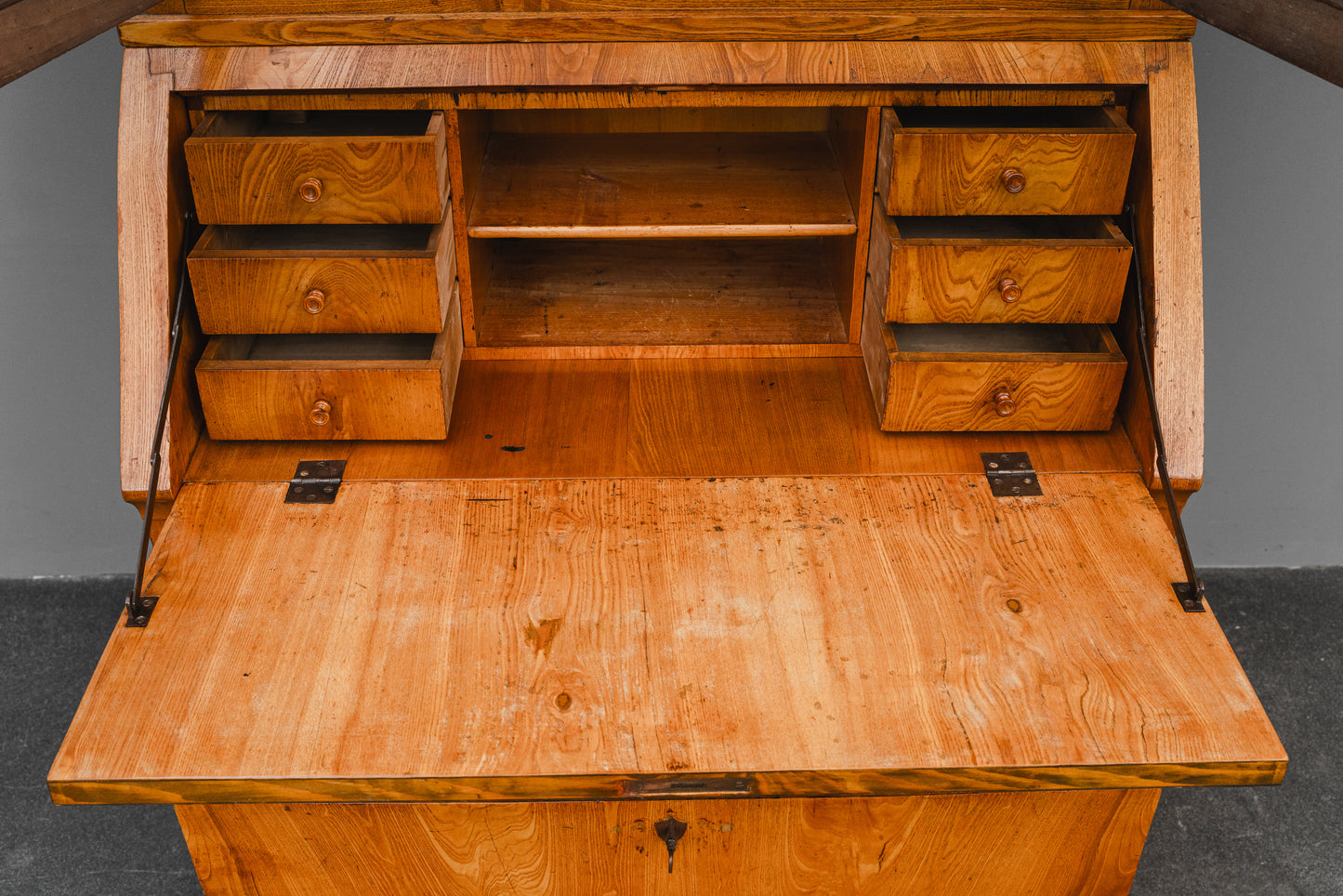 Biedermeier Schrägklappensekretär mit Vitrinenaufsatz in Ulme - 1.Hälfte des 19.Jahrhunderts