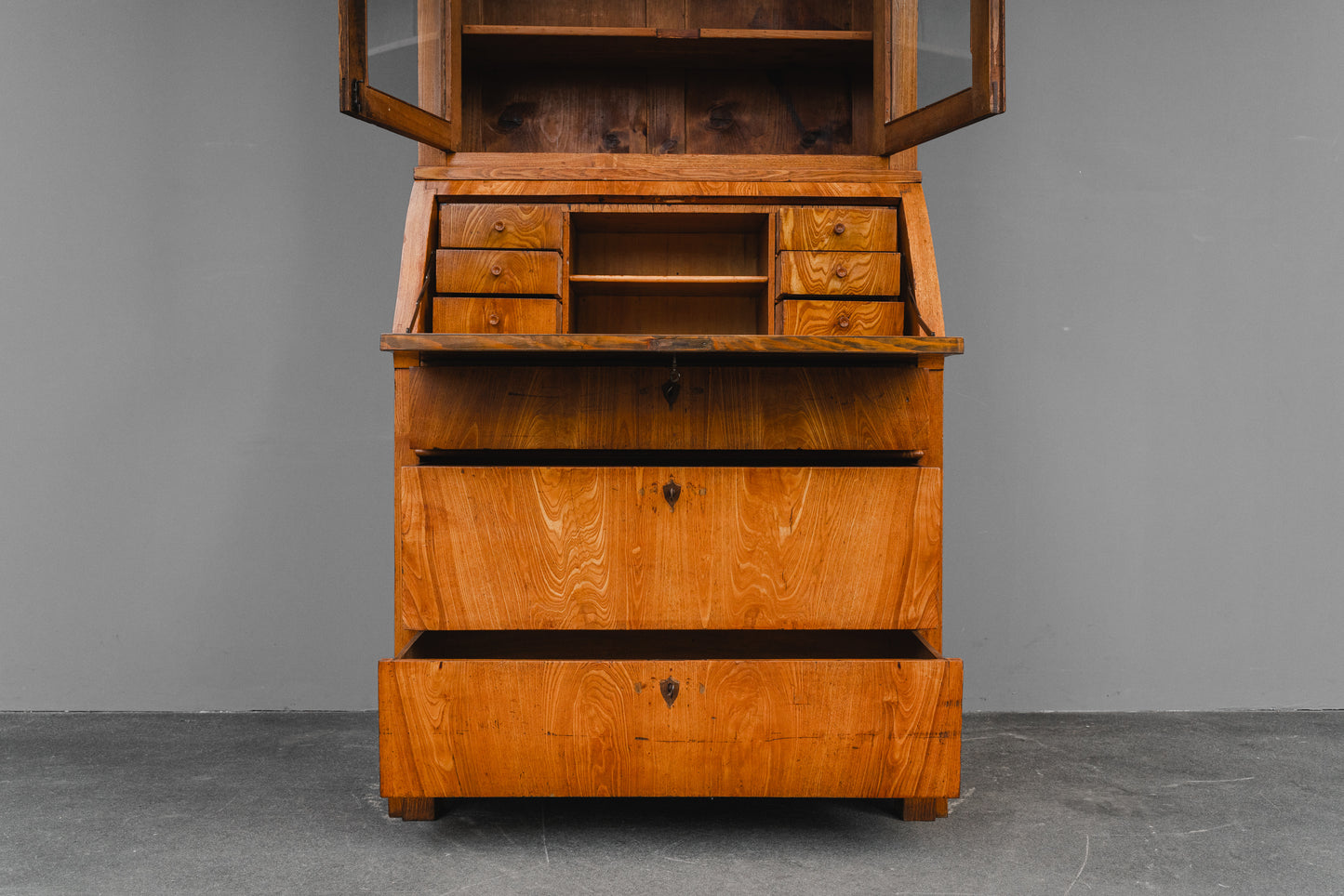 Biedermeier Schrägklappensekretär mit Vitrinenaufsatz in Ulme - 1.Hälfte des 19.Jahrhunderts