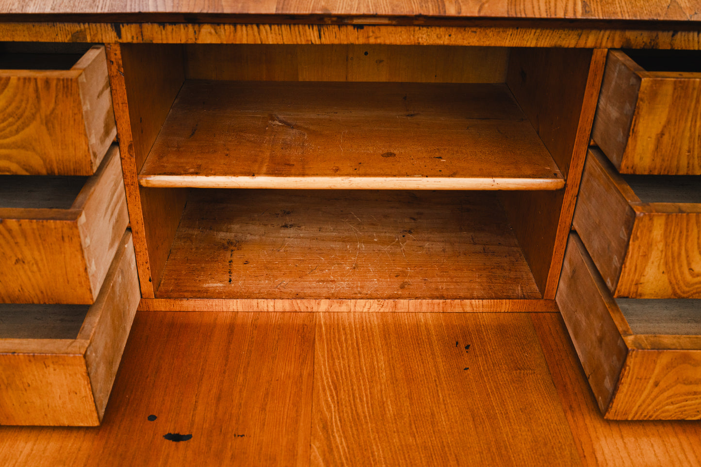 Biedermeier Schrägklappensekretär mit Vitrinenaufsatz in Ulme - 1.Hälfte des 19.Jahrhunderts