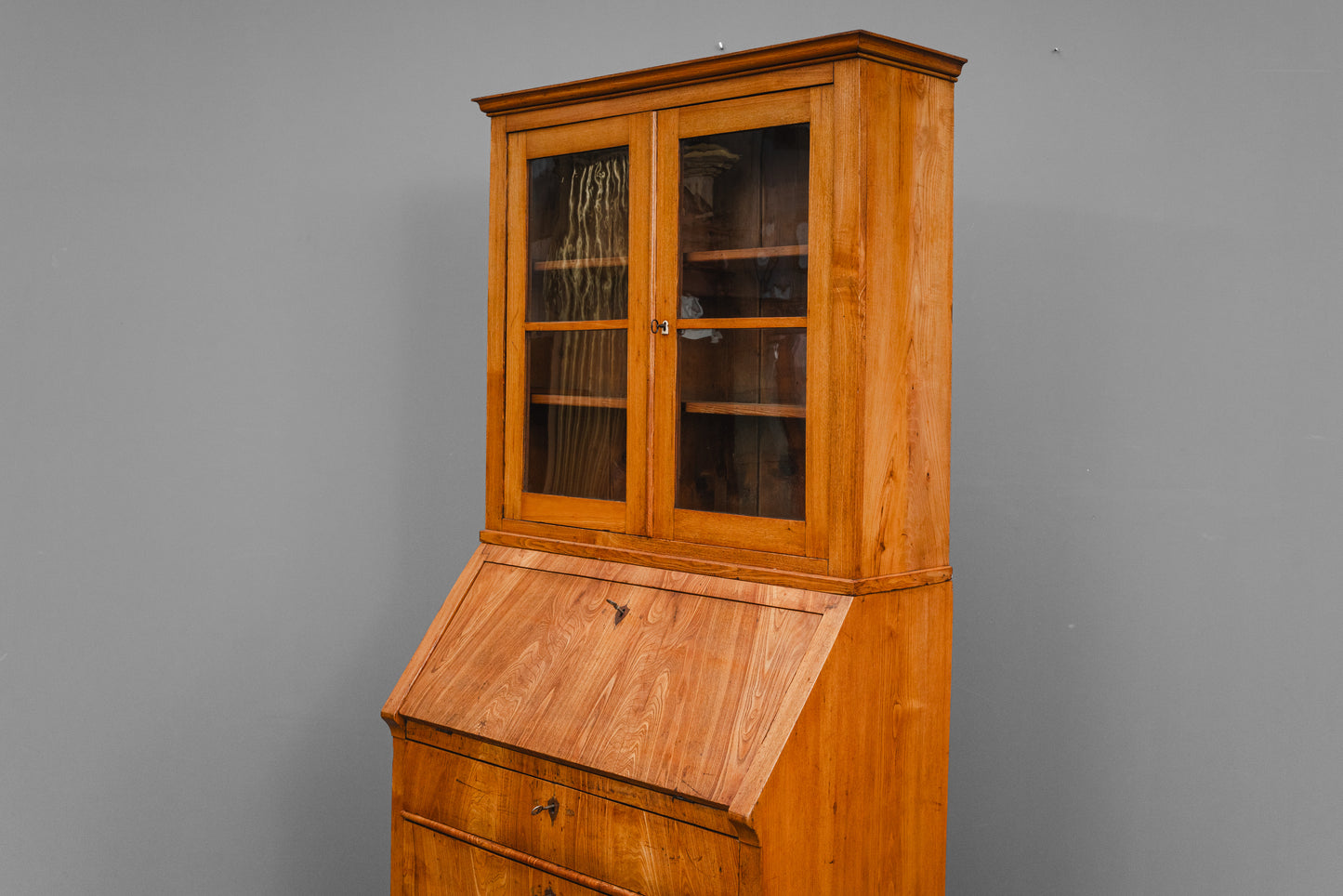 Biedermeier Schrägklappensekretär mit Vitrinenaufsatz in Ulme - 1.Hälfte des 19.Jahrhunderts