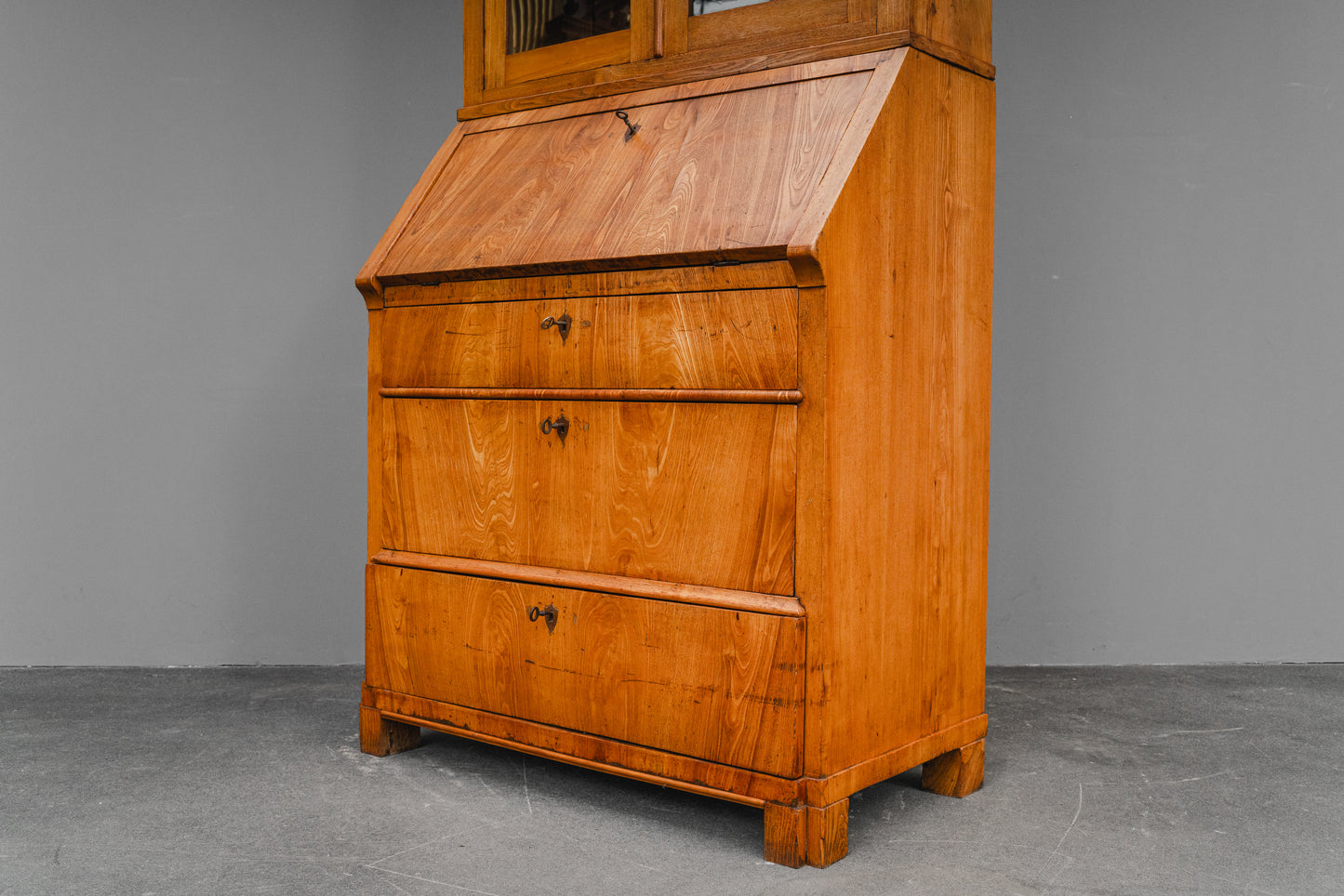 Biedermeier Schrägklappensekretär mit Vitrinenaufsatz in Ulme - 1.Hälfte des 19.Jahrhunderts