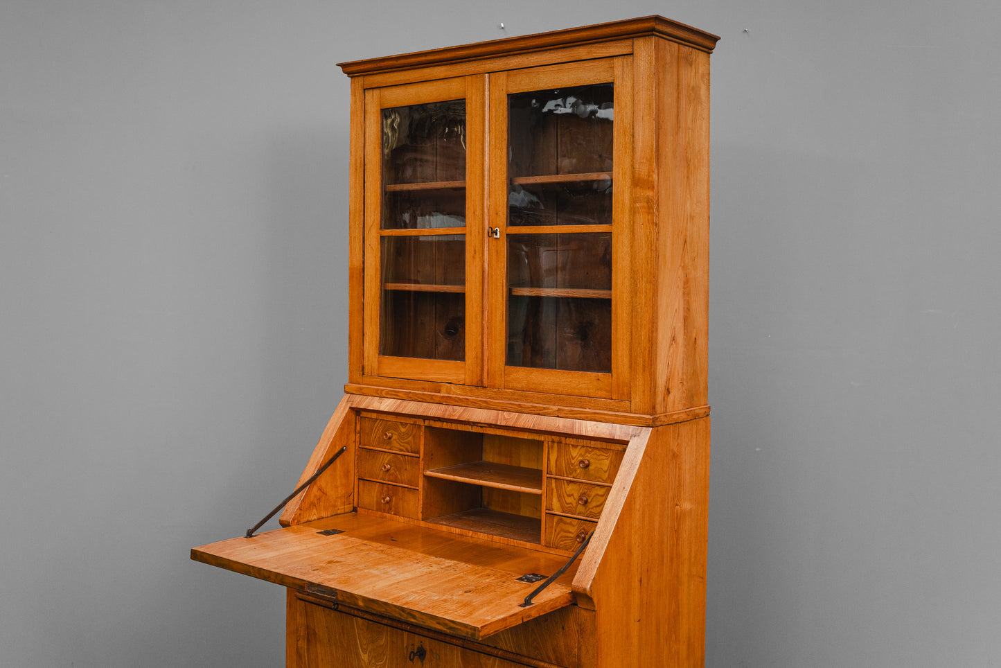 Biedermeier Schrägklappensekretär mit Vitrinenaufsatz in Ulme - 1.Hälfte des 19.Jahrhunderts