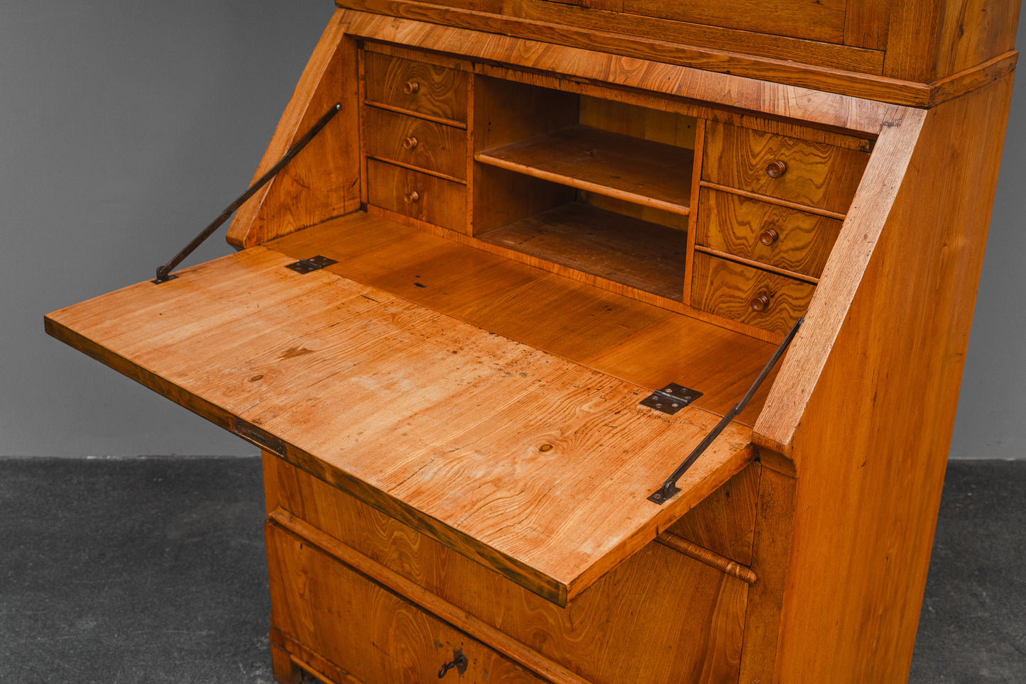 Biedermeier Schrägklappensekretär mit Vitrinenaufsatz in Ulme - 1.Hälfte des 19.Jahrhunderts