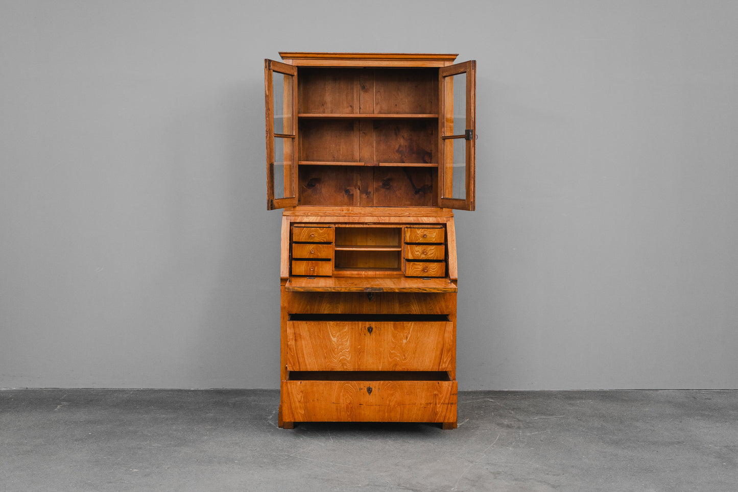 Biedermeier Schrägklappensekretär mit Vitrinenaufsatz in Ulme - 1.Hälfte des 19.Jahrhunderts
