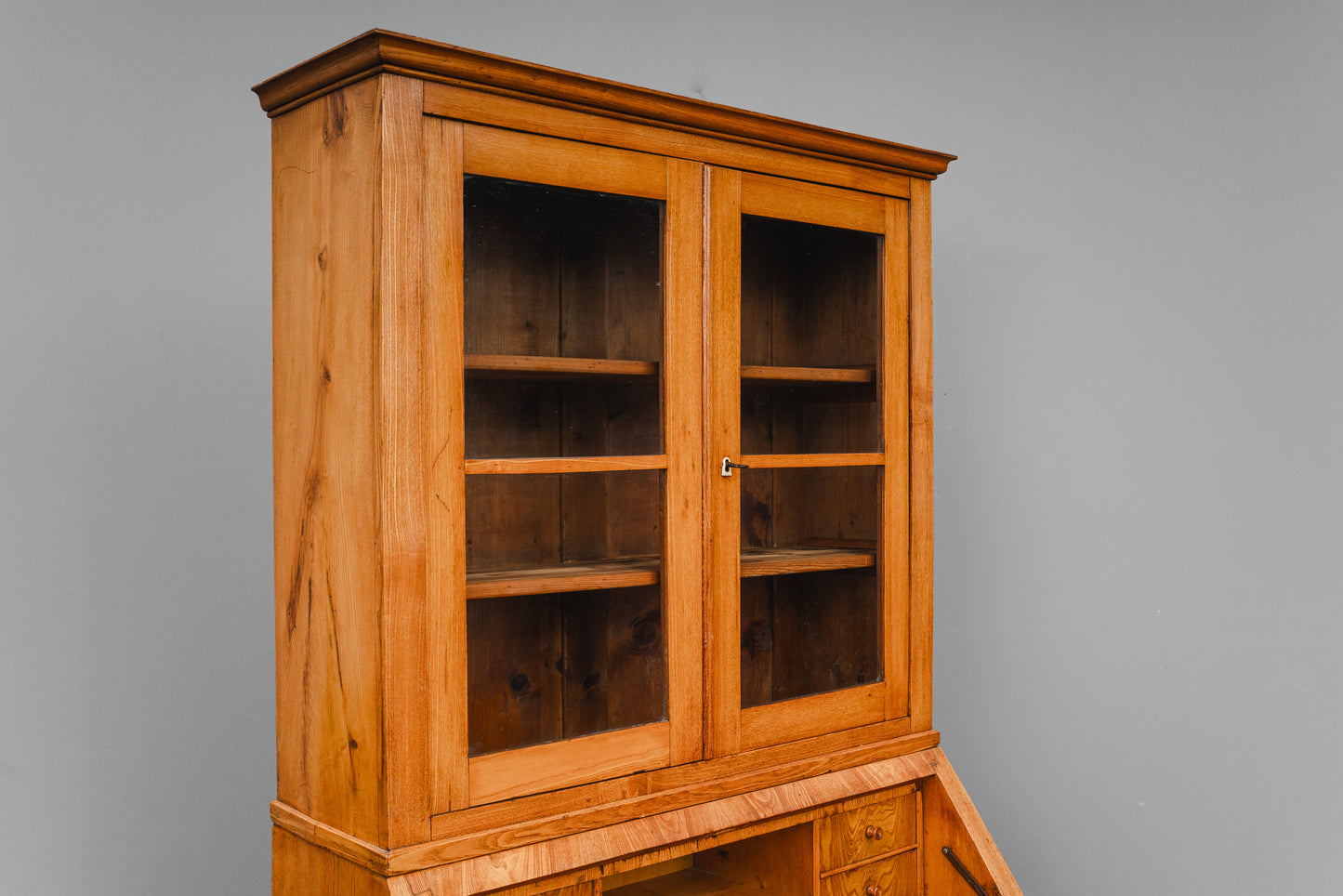 Biedermeier Schrägklappensekretär mit Vitrinenaufsatz in Ulme - 1.Hälfte des 19.Jahrhunderts