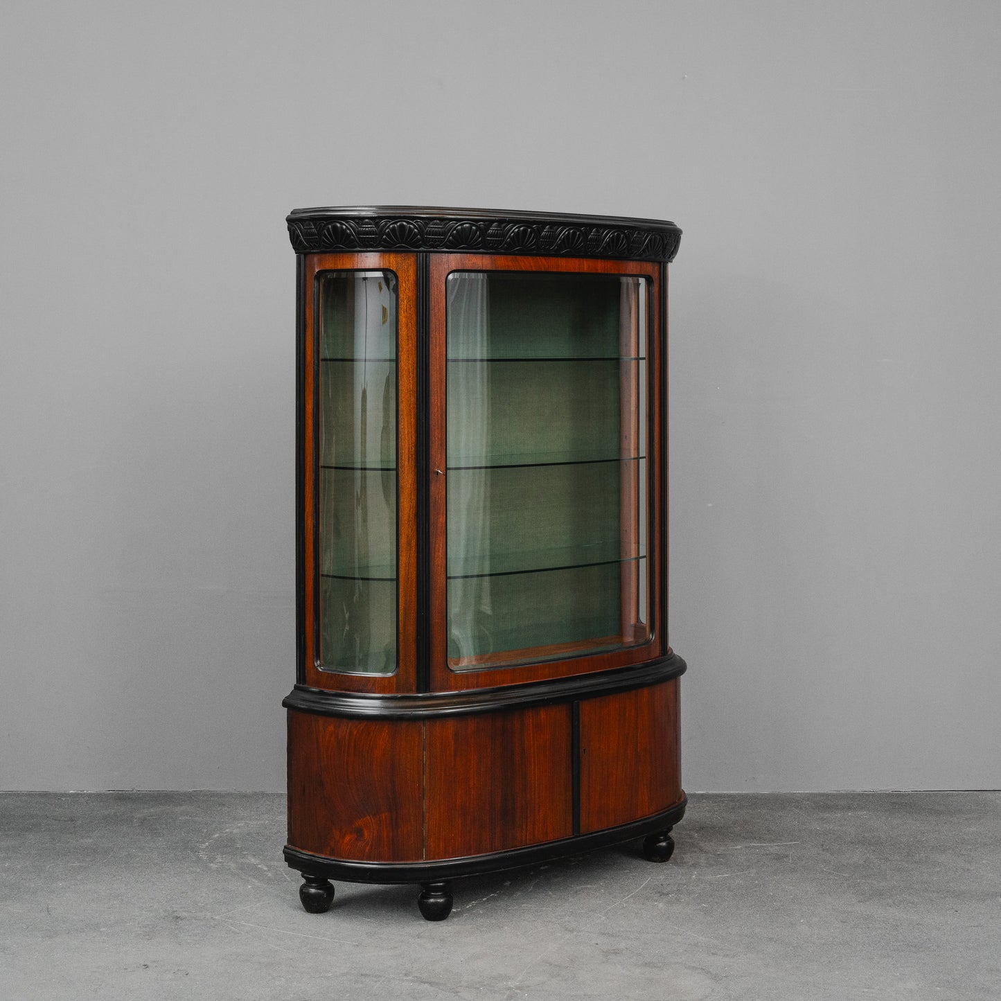 Art Déco Vitrinenschrank in Nussbaum - 1.Hälfte des 20.Jahrhunderts