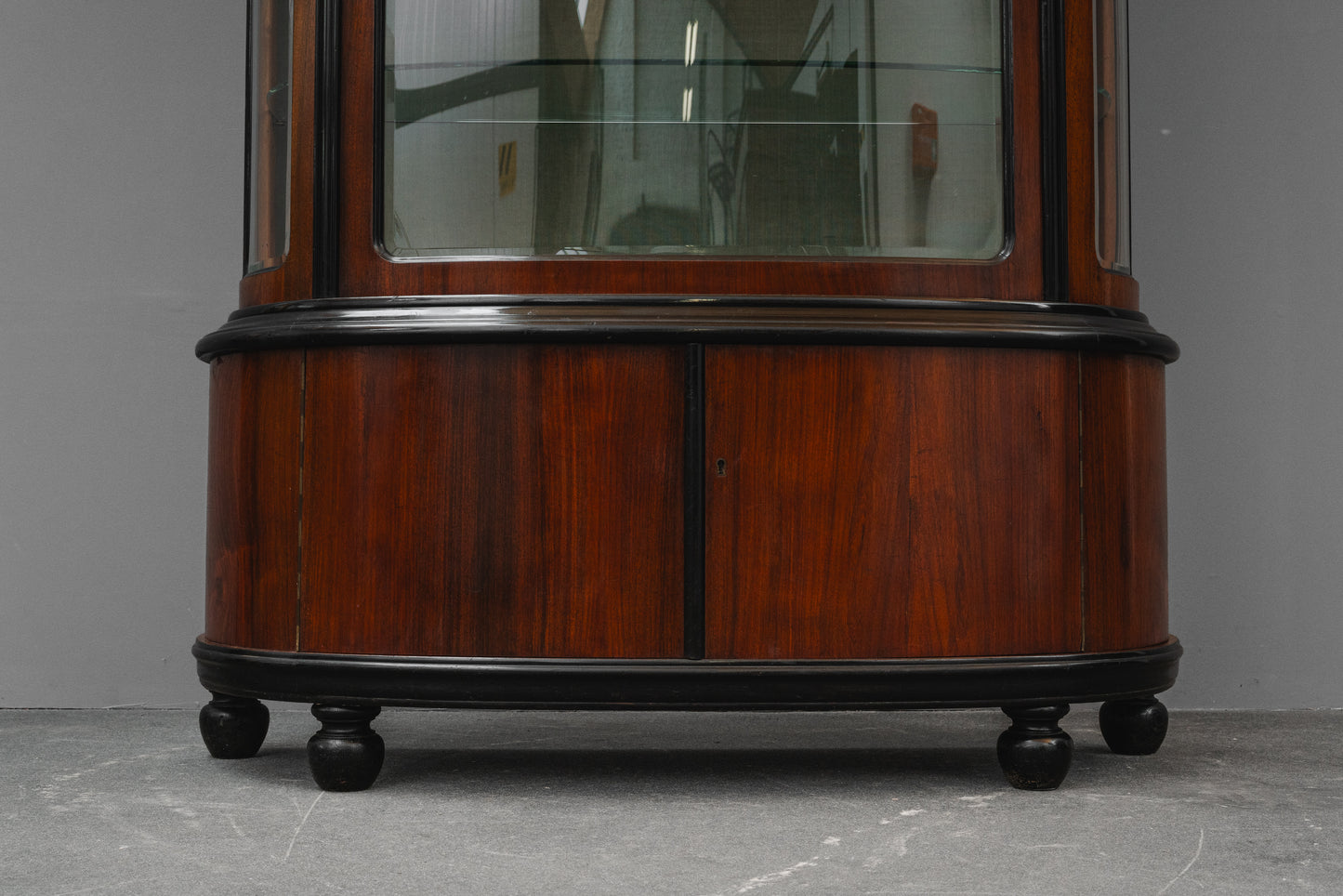 Art Déco Vitrinenschrank in Nussbaum - 1.Hälfte des 20.Jahrhunderts