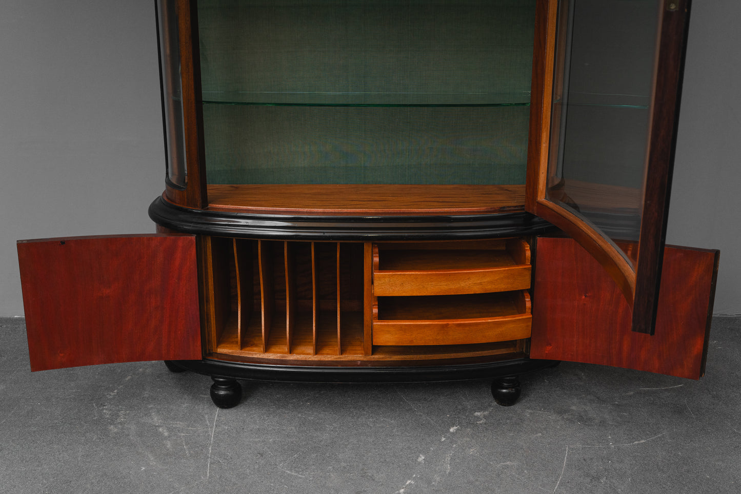 Art Déco Vitrinenschrank in Nussbaum - 1.Hälfte des 20.Jahrhunderts