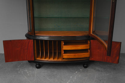 Art Déco Vitrinenschrank in Nussbaum - 1.Hälfte des 20.Jahrhunderts