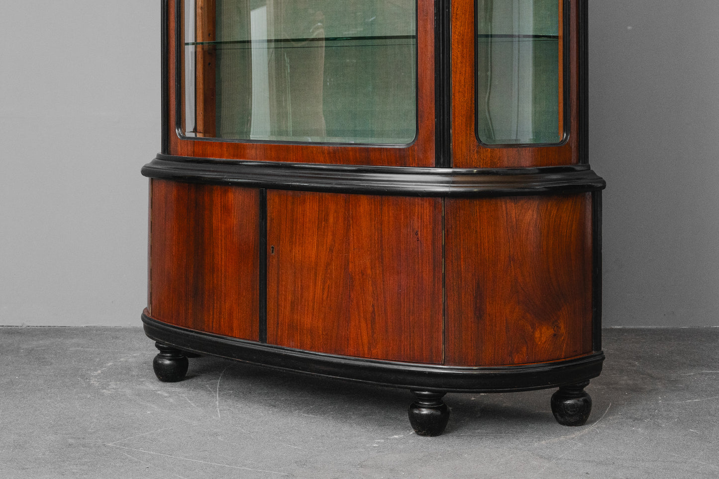 Art Déco Vitrinenschrank in Nussbaum - 1.Hälfte des 20.Jahrhunderts