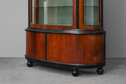 Art Déco Vitrinenschrank in Nussbaum - 1.Hälfte des 20.Jahrhunderts