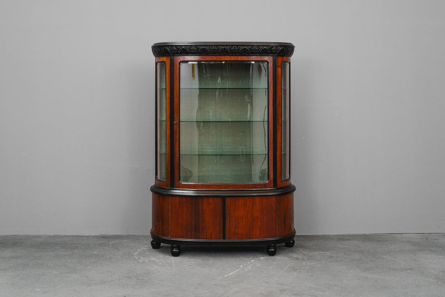 Art Déco Vitrinenschrank in Nussbaum - 1.Hälfte des 20.Jahrhunderts