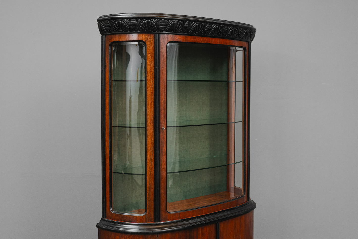Art Déco Vitrinenschrank in Nussbaum - 1.Hälfte des 20.Jahrhunderts
