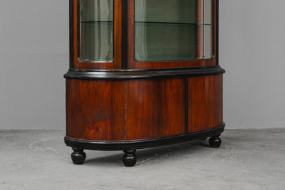Art Déco Vitrinenschrank in Nussbaum - 1.Hälfte des 20.Jahrhunderts