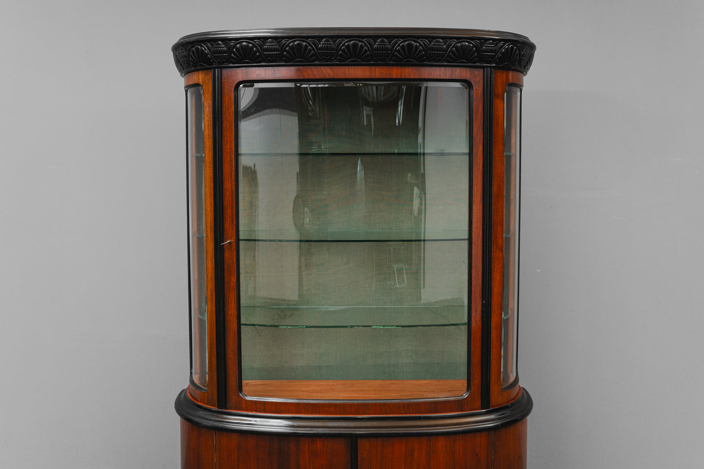 Art Déco Vitrinenschrank in Nussbaum - 1.Hälfte des 20.Jahrhunderts