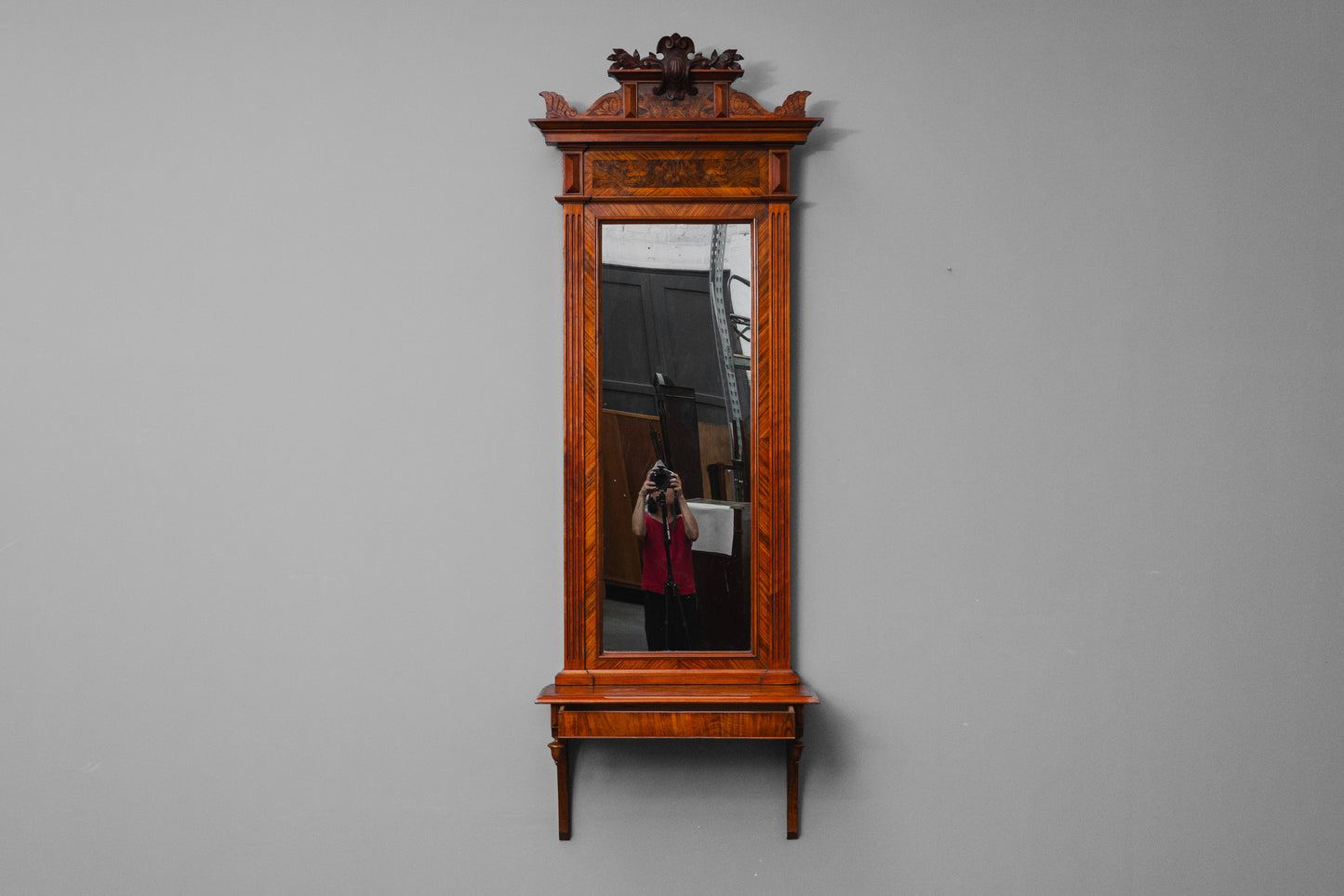 Gründerzeit Wandspiegel mit Konsole in Nussbaum - Ende des 19.Jahrhunderts