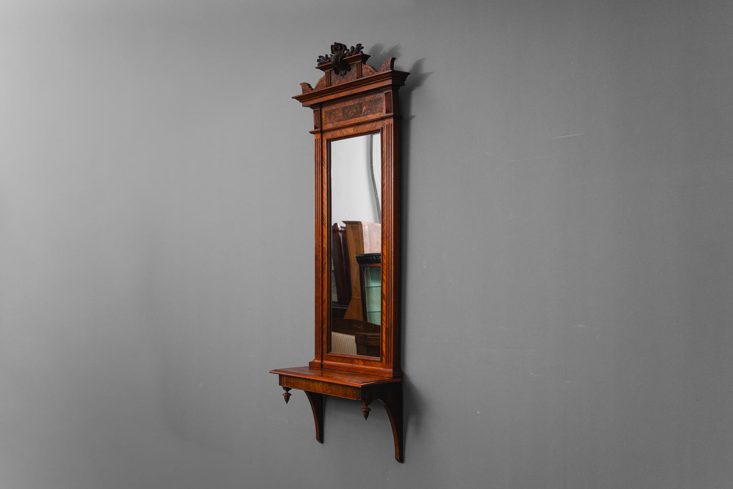 Gründerzeit Wandspiegel mit Konsole in Nussbaum - Ende des 19.Jahrhunderts