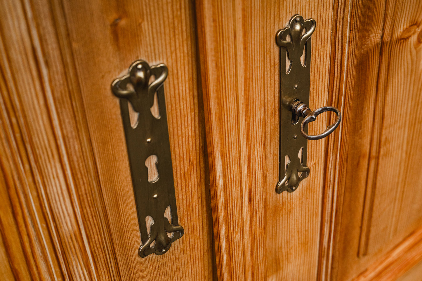 Jugendstil Kleiderschrank in Kiefer - Anfang des 20.Jahrhunderts