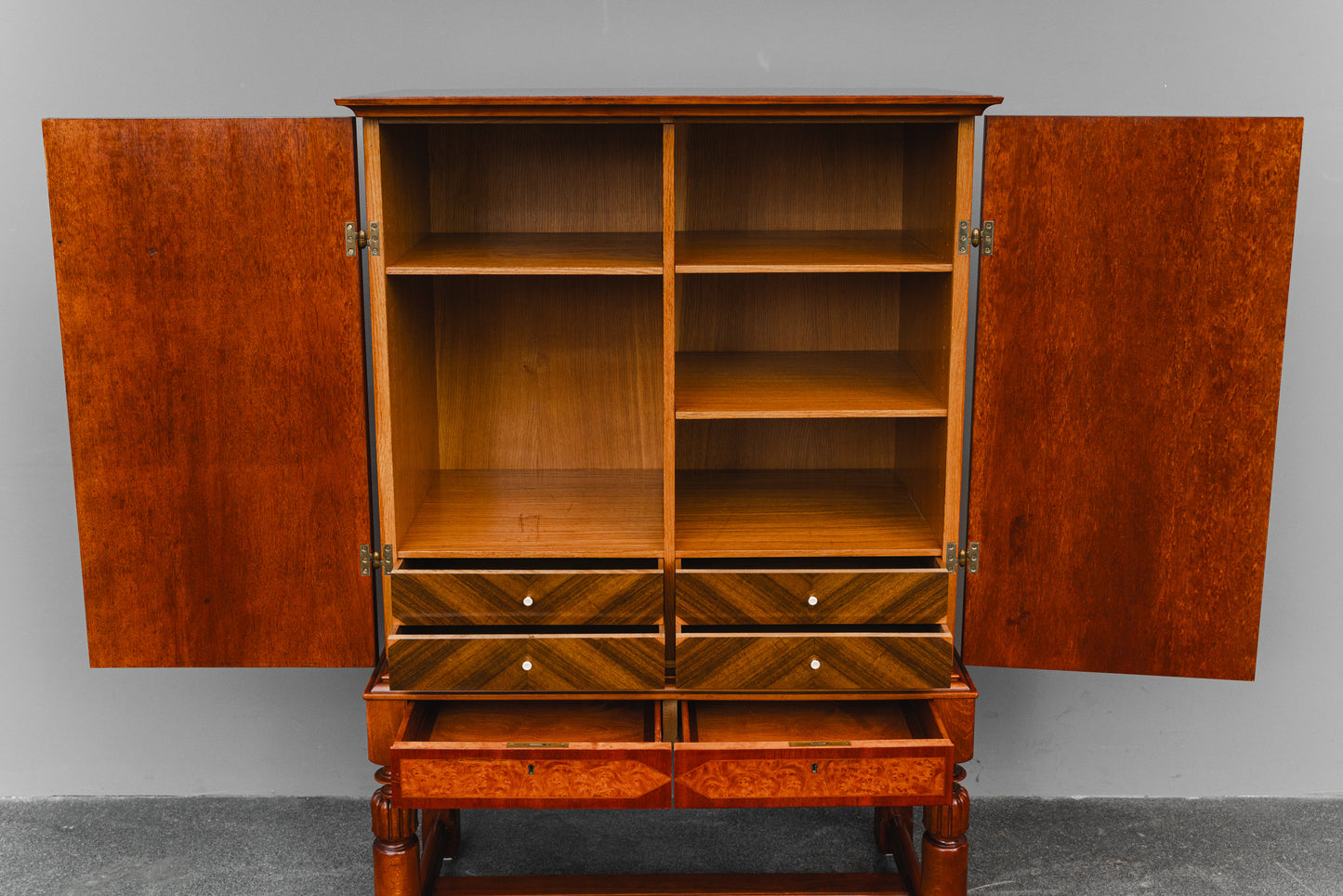 Esszimmerschrank im Antikstil in Buche - Mitte des 20.Jahrhunderts