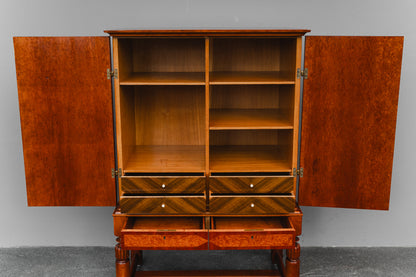 Esszimmerschrank im Antikstil in Buche - Mitte des 20.Jahrhunderts
