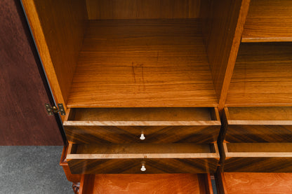 Esszimmerschrank im Antikstil in Buche - Mitte des 20.Jahrhunderts